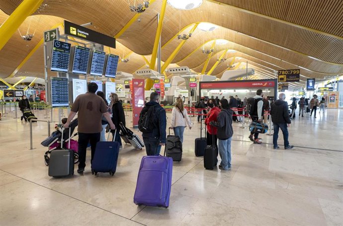 Archivo - Viajeros con maletas en la terminal T-4 en el Aeropuerto Adolfo Suárez Madrid-Barajas, a 13 de abril de 2022, en Madrid (España). 