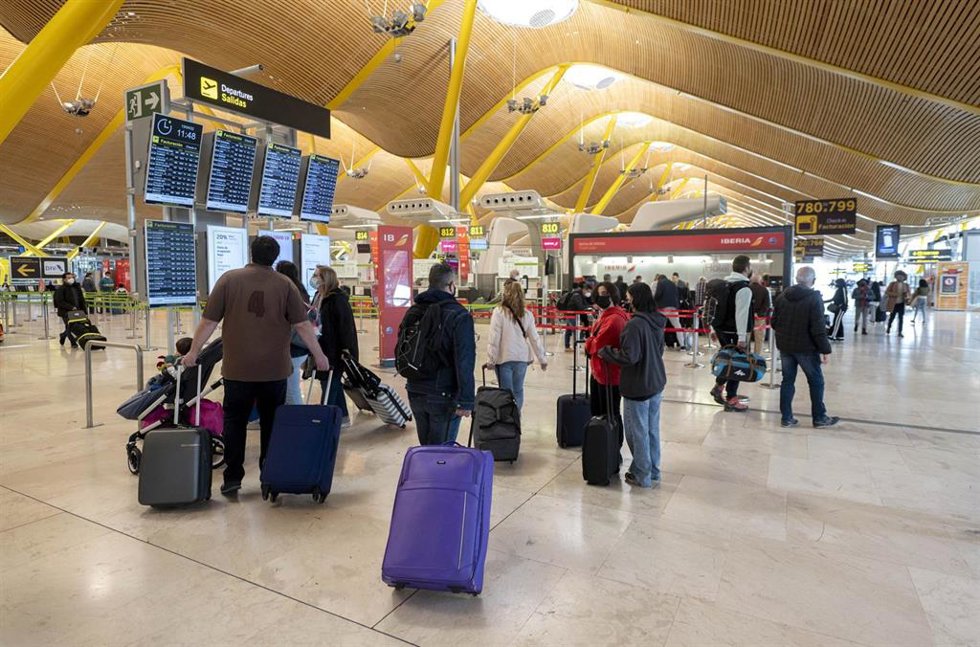Archivo - Viajeros con maletas en la terminal T-4 en el Aeropuerto Adolfo Suárez Madrid-Barajas, a 13 de abril de 2022, en Madrid (España). 