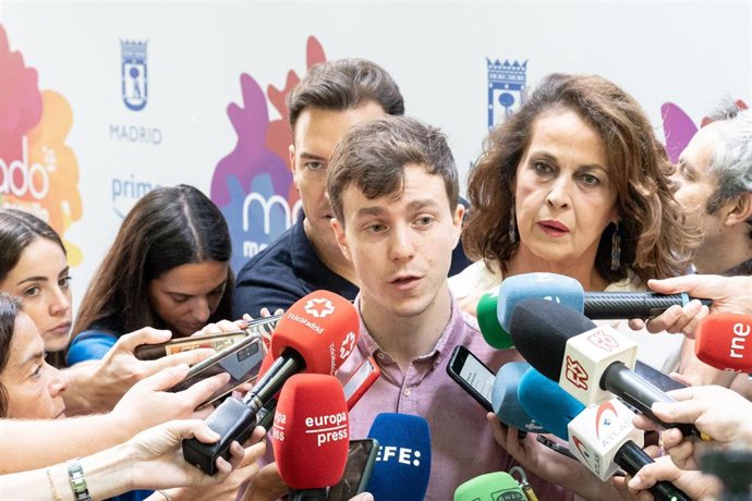El portavoz adjunto de Más Madrid en el Ayuntamiento, Eduardo Fernández Rubiño, ofrece declaraciones a los medios durante el photocall de la presentación de la programación oficial de MADO 2023 