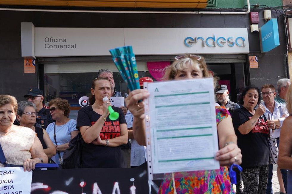 Una afectada muestra una hoja de reclamaciones en la concentración frente a la oficina de Endesa, este jueves 29 de junio, impulsada por la plataforma Barrios Hartos.