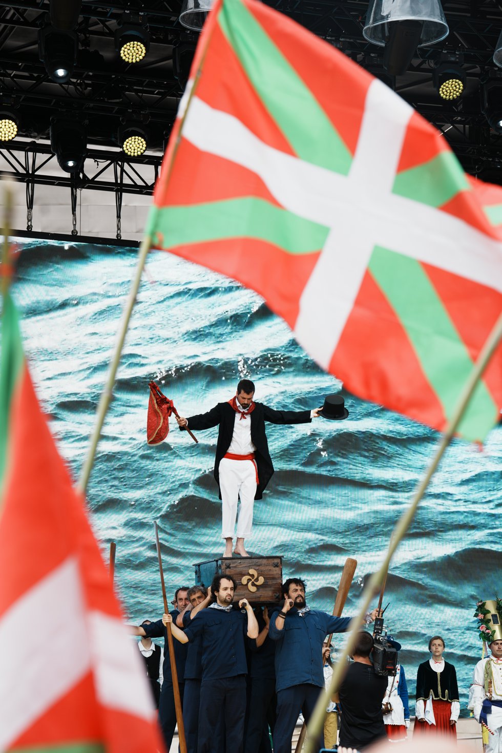 Ambiente durante la presentación de los equipos que participarán en la etapa inaugural del Tour de Francia, en la explanada del Guggenheim