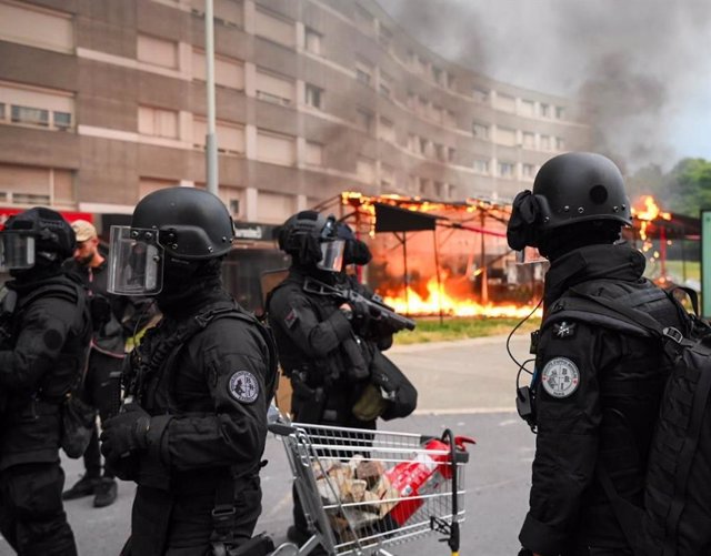 Agentes de la Policía de Francia en las protestas contra la violencia policial
