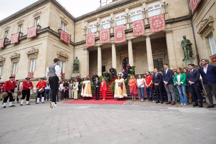 El diputado general de Álava, Ramiro González (c), durante su toma de posesión como diputado general de Álava.