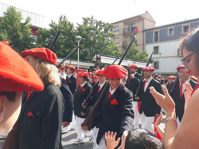 AMP.-Los alardes de San Marcial llenan Irun y Santano recibe, por primera vez, al Público en el Ayuntamiento