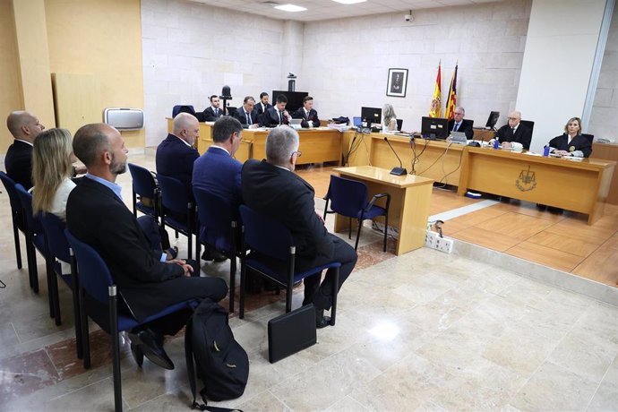 Acusados, defensas y Tribunal, durante la celebración del juicio contra los investigadores del caso Cursach.