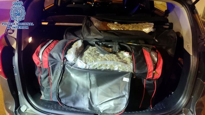 Nota De Prensa Y Fotos: La Policía Nacional Intercepta Un Alijo De 25 Kilogramos De Cogollos De Marihuana En Jaca