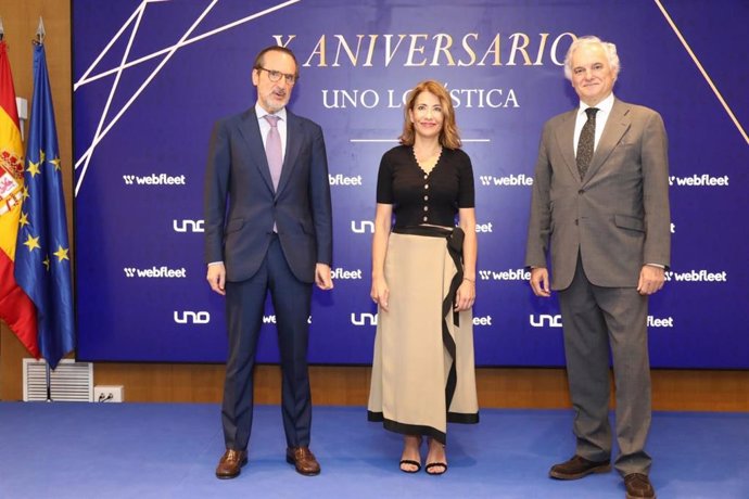 El presidente de UNO, Francisco Aranda, la ministra de Transportes, Movilidad y Agenda Urbana, Raquel Sánchez, y el vicepresidente primero de CEOE y presidente de CEIM, Miguel Garrido