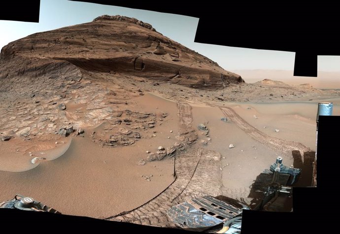 Archivo - Aquí se ve la vista del rover de una colina apodada "Bolívar", con el cráter Gale vasto piso en la parte superior derecha.