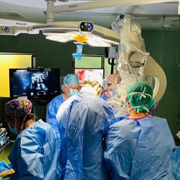 Operación intrauterina de un bebé con espina bífida en el Virgen del Rocío de Sevilla.