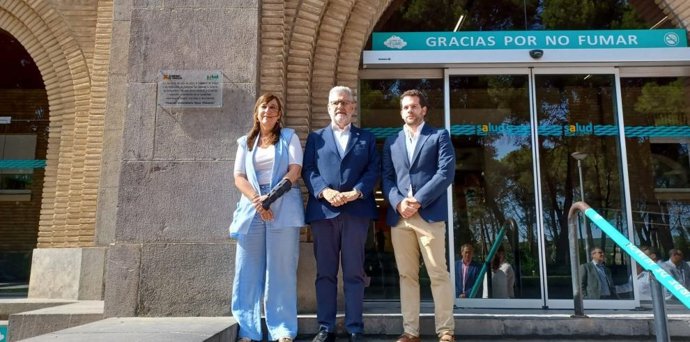 La consejera de Sanidad, Sira Repollés, junto al rector de la Universidad de Zaragoza, José Antonio Mayoral y el director del Royo Villanova, Javier Moreno.