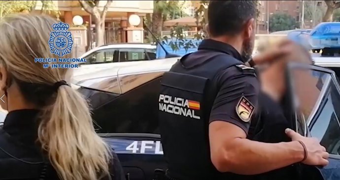 La Policía Nacional ha liberado en Alicante a 21 víctimas de explotación sexual, una de ellas obligada a prostituirse como 'trans crossdresser'. Gracias a esta operación, ha quedado desarticulada una organización criminal.