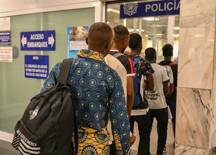 Archivo - Imagen de archvio de mayo de 2019 en una salida de migrantes del CETI de Ceuta rumbo a la Península