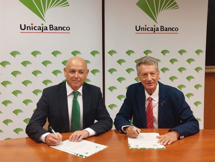 El Director de Relaciones Institucionales e Imagen de Unicaja Banco, Fernando Ríos, y el Director del Comité Organizador del Descenso Internacional del Sella (Codis), Juan Manuel Feliz.