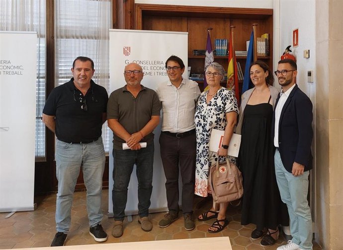 El conseller de Modelo Económico, Turismo y Trabajo en funciones, Iago Negueruela, acompañado de la directora general de Trabajo, del director del Ibassal y de los agentes sociales y económicos, el Plan de lucha contra la precariedad laboral