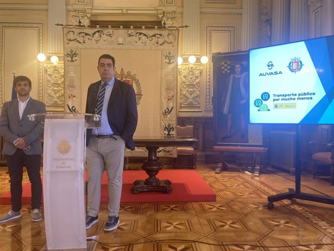 José Alfonso Gálvez (i) y Alberto Gutiérrez, durante la presentación de la prórroga de las bonificaciones.