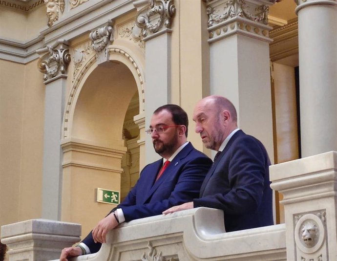 El presidente del Principado en funciones, el socialista Adrián Barbón, con el presidente de la Junta General, Juan Cofiño, tras mantener la primera reunión institucional en sede parlamentaria