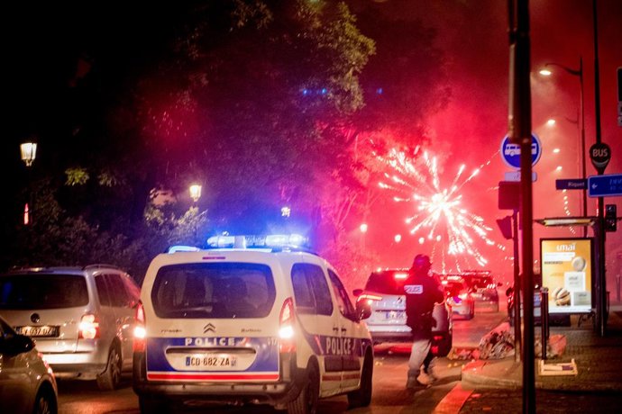 June 29, 2023, Paris 19th district (19th arrond, Ile-de-France (region, France: Rioting in a housing estate in the 19th arrondissement following the death of Nahel in Nanterre. Confrontation with police on Avenue de Flandre with fireworks.,Image: 786090