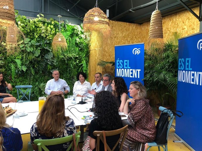 El cabeza de lista del PP al Congreso por Baleares, José Vicente Marí, y su número dos, Sandra Fernandez, manteniendo unencoentro con entidades del sector público social este viernes.