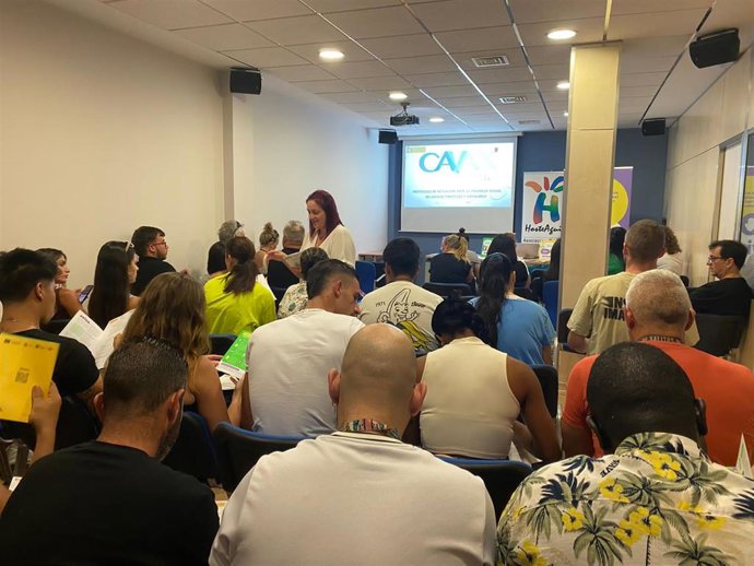 En la imagen, profesionales de la hostelería y establecimientos de ocio reciben en Águilas la formación del protocolo 'Avisa'.