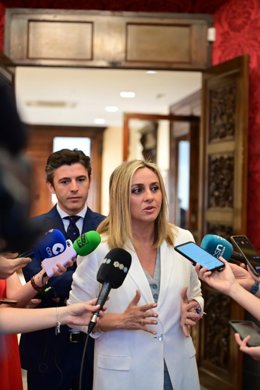 Marifrán Carazo atiende a los medios en presencia su primer teniente de alcalde, Jorge Saavedra