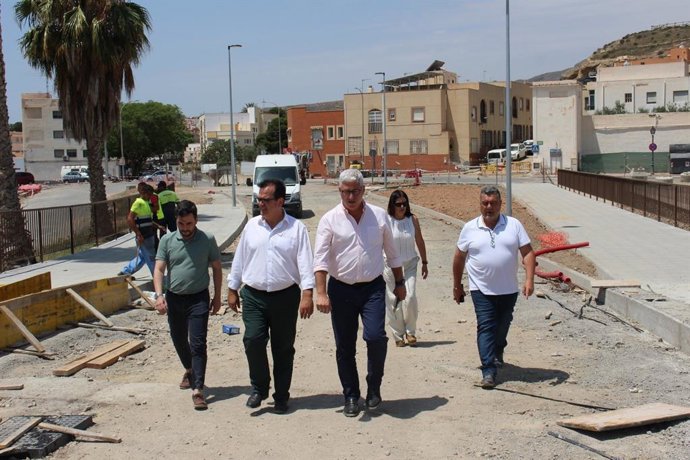 Imagen de archivo de una visita reciente a obras en Huércal de Almería