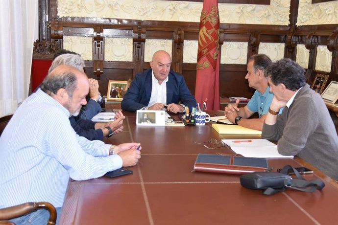 El alcalde (C) en la reunión con la Plataforma por el Soterramiento.
