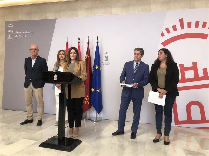 Archivo - La vicealcaldesa y portavoz del equipo de Gobierno del Ayuntamiento de Murcia, Rebeca Pérez, acompañada de concejales del equipo de Gobierno