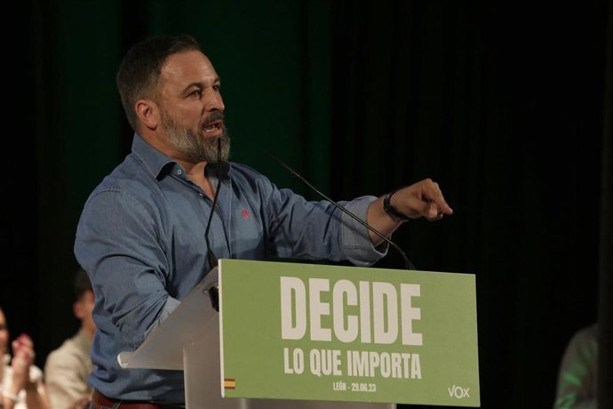 El presidente de VOX, Santiago Abascal, durante un acto de precampaña electoral en la plaza San Marcelo de León.