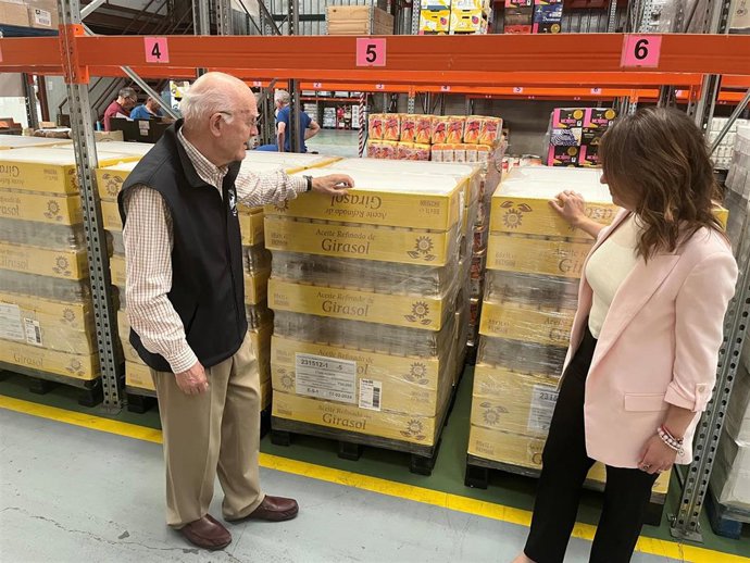 Mediavilla y Del Palacio con la donación de Mercado al Banco de Alimentos.