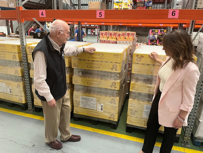 Mediavilla y Del Palacio con la donación de Mercado al Banco de Alimentos.