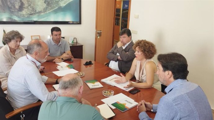 Los cabezas de lista del PSOE de Huelva al Congreso y Senado de las elecciones generales del 23J, Gabriel Cruz y María Eugenia Limón, en un encuento con representantes de la Aiqbe.