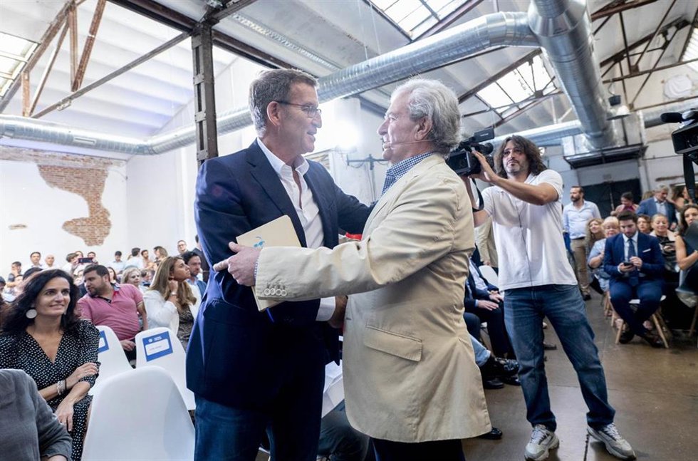 El líder del PP, Alberto Núñez Feijoo, presenta el programa cultural de su partido junto al exministro durante la etapa del socialista José Luis Rodríguez Zapatero, César Antonio Molina