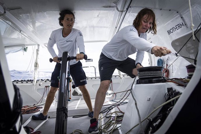 Archivo - Mariana Lobato y Marie Riou a bordo del 'Biotherm' en The Ocean Race