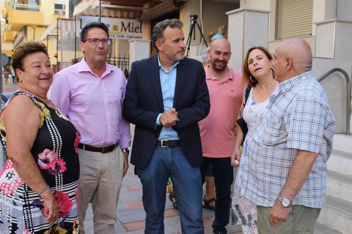 El candidato socialista al Congreso de los Diputados por Málaga Ignacio López y el secretario general del PSOE local, Antonio Sánchez, en Rincón de la Victoria