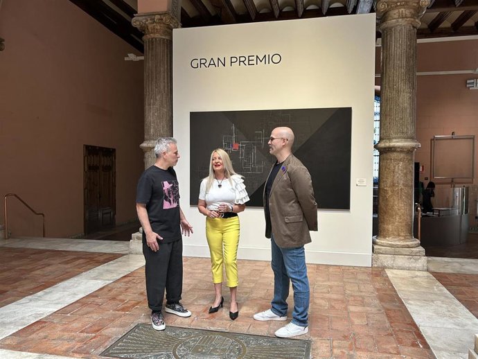 De izquierda a derecha, el accésit Sergio Aragón, la diputada de Cultura de la DPZ, Ros Cihuelo, y el ganador del premio de arte Santa Isabel, Pablo PÉREZ