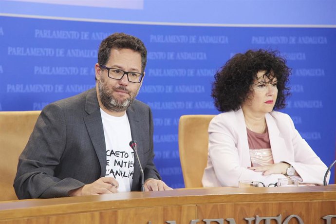El portavoz parlamentario de Adelante Andalucía, José Ignacio García, y la diputada Maribel Mora, en una imagen de archivo. 