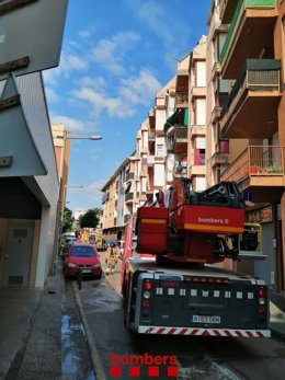 Los Bombers han extinguido el incendio de una vivienda en el que un hombre ha resultado herido grave