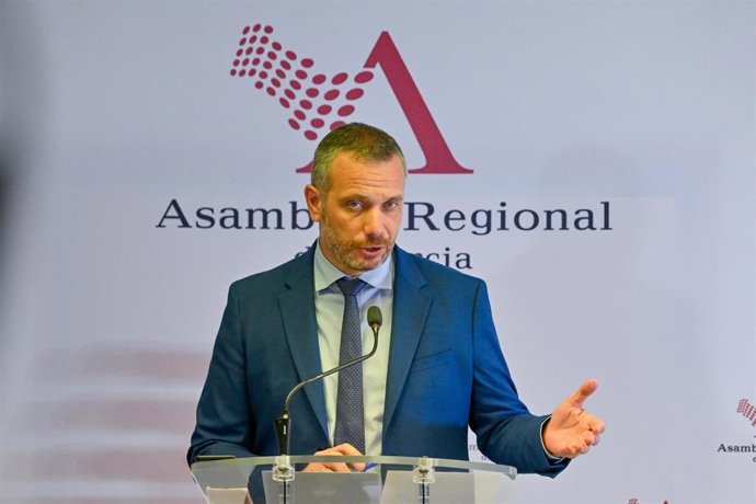 El portavoz del PP en la Asamblea Regional, Joaquín Segado, durante una rueda de prensa