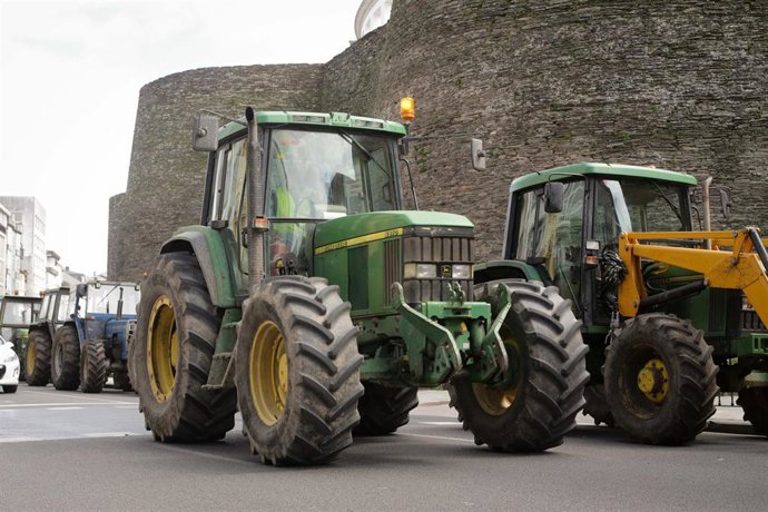 Archivo - Tractores en Lugo