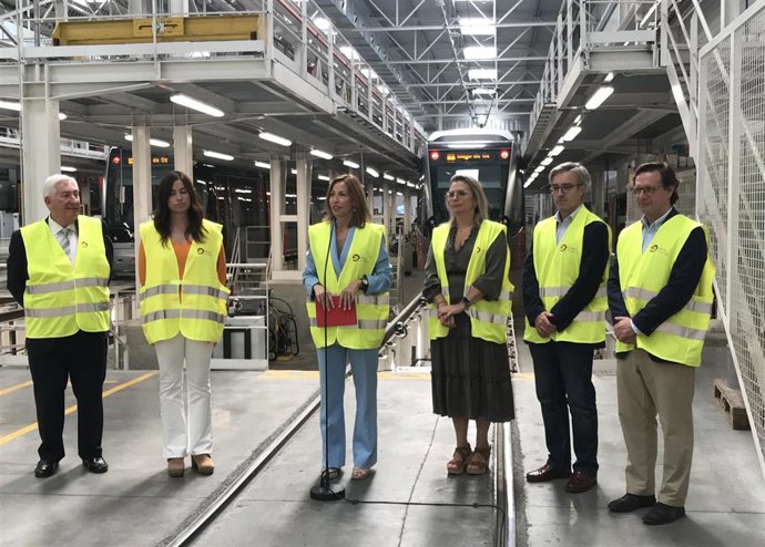 La alcaldesa de Zaragoza, Natalia Chueca, en las instalaciones de las cocheras del Tranvía