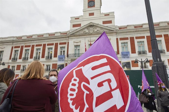 Archivo - Varios asistentes sostienen pancartas en una manifestación convocada por los sindicatos CCOO y UGT en la Puerta del Sol contra la violencia de género con motivo del 25-N, Día Internacional para la eliminación de la violencia contra las mujeres