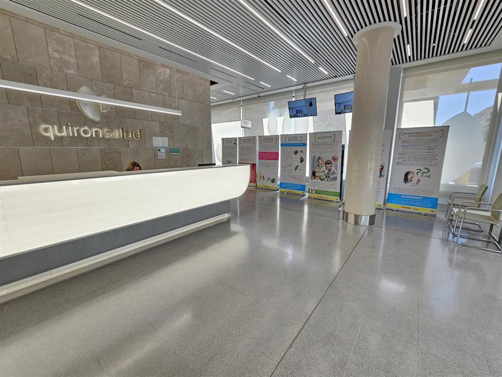 El Hospital Quirónsalud Málaga conciencia sobre la resistencia a antibióticos con libros y una exposición.