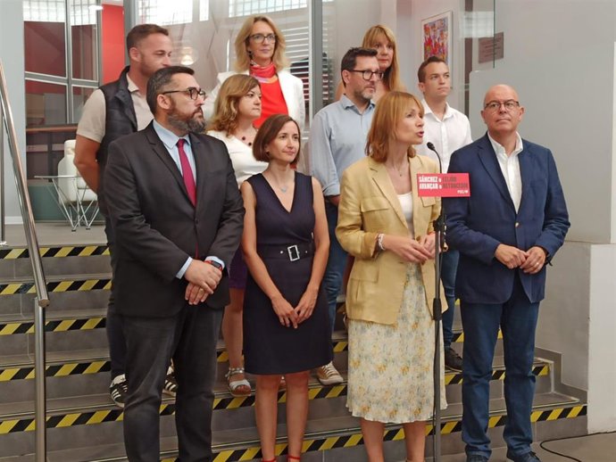 La viceprimera secretaria de Organización del PSC, Llusa Moret, con candidatos socialista a las elecciones generales del 23 de julio.