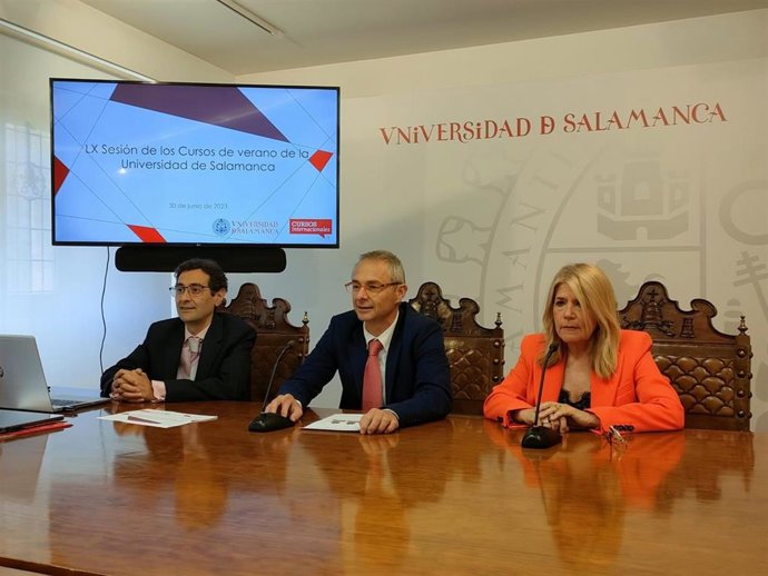 El rector de la Universidad de Salamanca, Ricardo Rivero (c), el consejero delegado de Cursos Internacionales de la USAL,  José Miguel Sánchez Llorente (i), y la directora académica, María Rosario Llorente (d), en la presentación de los Cursos de Verano.