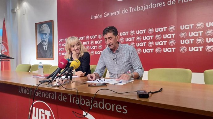 La secretaria general de UGT Andalucía, Carmen Castilla, y el secretario general de UGT Huelva, Sebastián Donaire, este viernes en rueda de prensa.