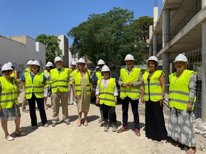 Catalina García (2d), en la visita a las obras del centro de salud Alameda.
