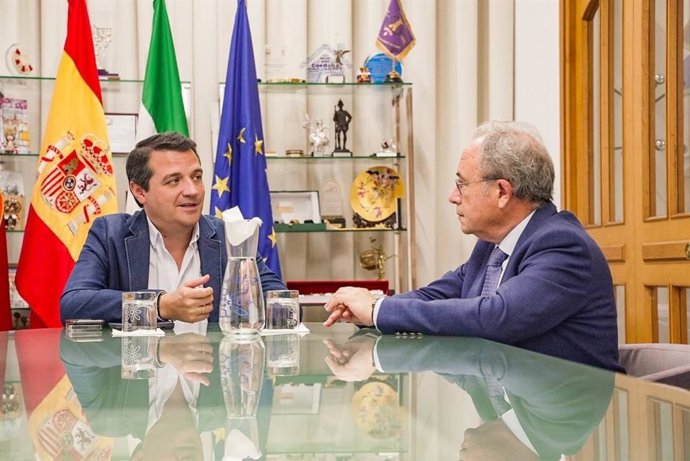 El alcalde de Córdoba, José María Bellido, y el presidente de la Confederación de Empresarios (CECO), Antonio Díaz, en el encuentro.