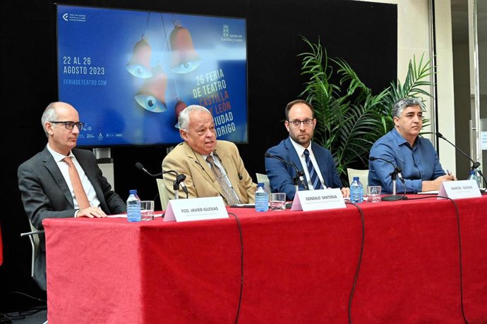 Presidente Diputación Salamanca, Javier Iglesias; consejero de Cultura, Gonzalo Santonja; alcalde de Ciudad Rodrigo, Marcos Iglesias, y el director de la Feria de Teatro de Castilla y León, Manuel González, durante la presentación de la edición de 2023