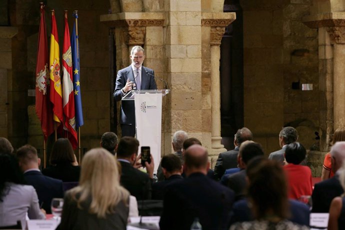 El Rey Felipe VI inaugura la conferencia internacional para conmemorar el Día Internacional del Parlamentarismo, en la colegiata de San Isidoro, a 30 de junio de 2023, en León, Castilla y León (España). Con este acto, arranca la dimensión parlamentaria 