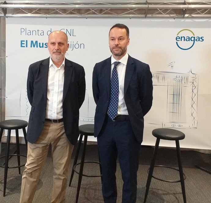 El director general de Infraestructuras de Enagás, Claudio Rodríguez (izda), y director financiero y desarrollo corporativo de Reganosa, David Santamaría, en la rueda de prensa sobre el arranque de la planta regasificadora de El Musel